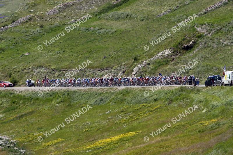 Peloton on Col Agnel007p.jpg
